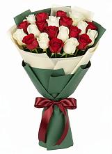 Букет Микс из красных и белых роз в Верхозиме