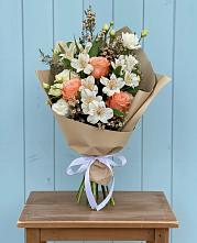 Букет цветов из:  Альстромерии, Лизиантусы, Розы и Хризантемы в Верхозиме