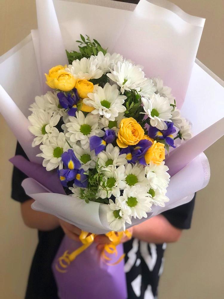 Букет цветов из: Ирисы, Хризантемы и Розы в Верхозиме
