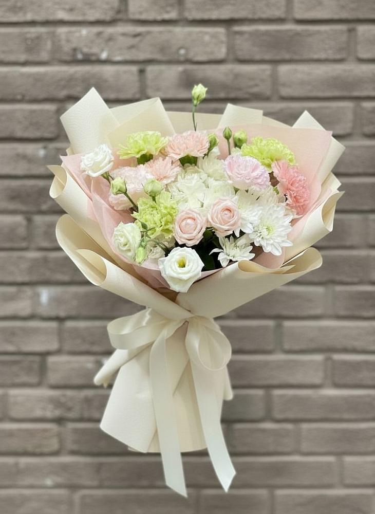 Букет цветов из: Гвоздики, Розы, Лизиантусы и Хризантемы в Верхозиме