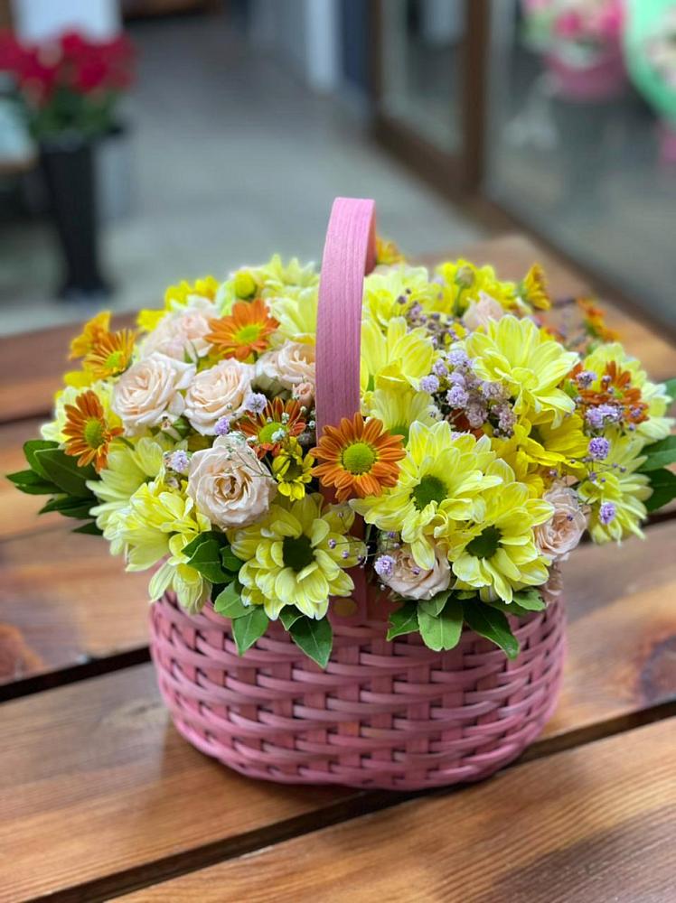 Цветочная композиция из Хризантемы и Розы в корзине в Верхозиме