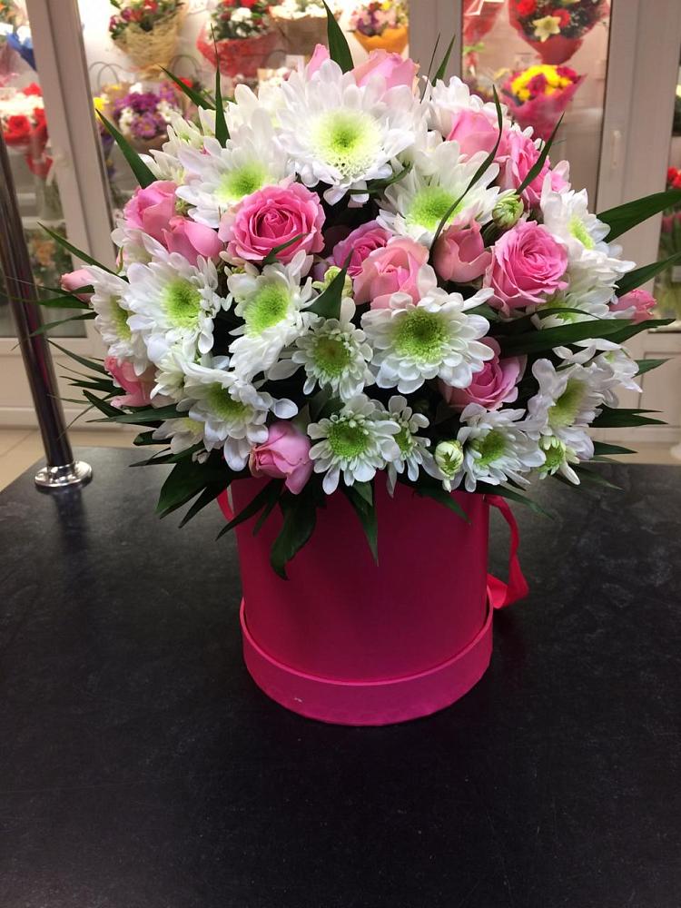 Цветочная композиция из Розы и Хризантемы в шляпной коробке в Верхозиме