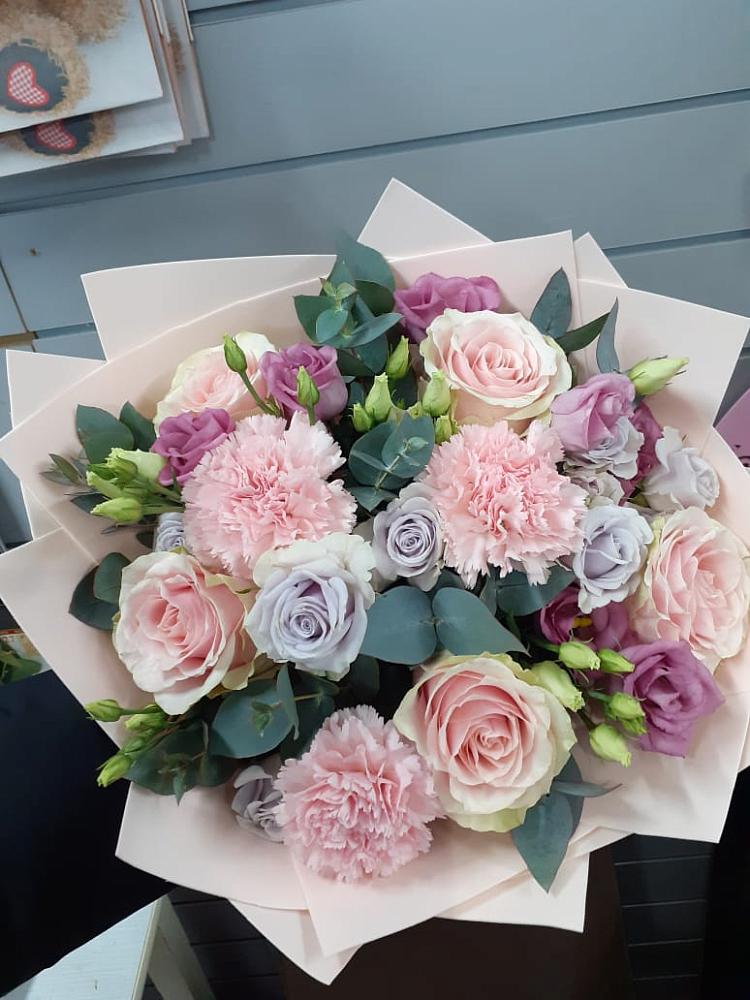 Букет цветов из: Розы, Гвоздики и Лизиантусы в Верхозиме